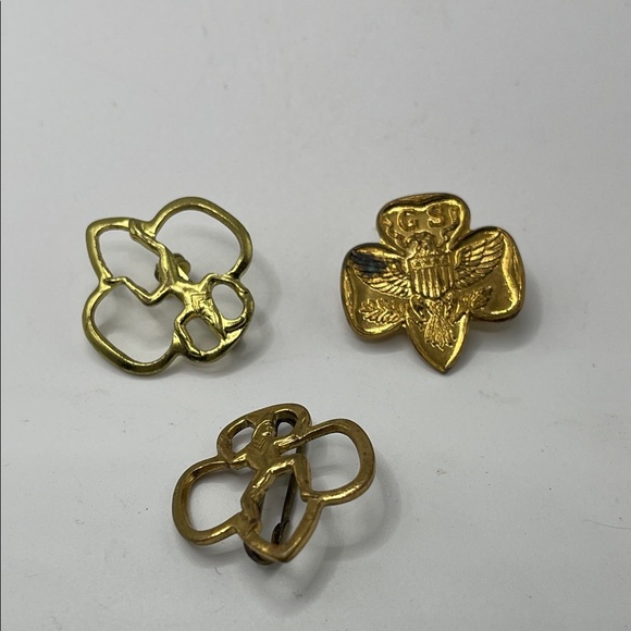 Jewelry - Gold color vintage pin Brooch Set